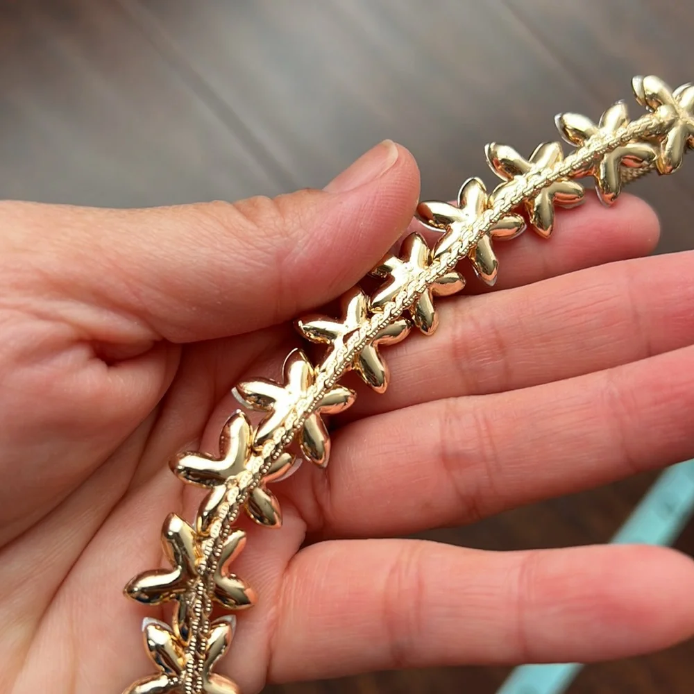 Beautiful Floral Rhinestone Statement Neckalce - Picture 6 of 8